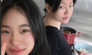 小S二女儿最新动态，穿黑丝吃雪糕，笑容开怀，走出姨妈去世阴霾