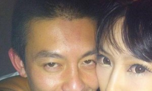 陈冠希与女神们合影，个个放飞自我，刘嘉玲动作满分