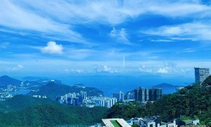 周星驰在太平山顶的豪宅，俯瞰海港，深居简出，平时出门骑自行车