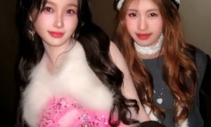赵丽颖和冯小刚养女合影减龄！相差16岁似姐妹，徐朵继承老爸衣钵