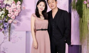 佟大为女儿罕见露面，17岁身高直逼一米八，不愧是星二代顶配颜值