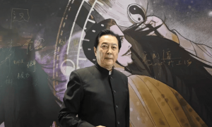 73岁唐国强在长春，长相几十年没变，但秃顶了，买帽子享高级待遇