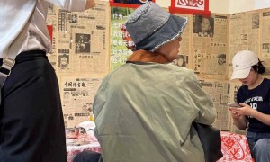 64岁吴镇宇在柳州，和女助理逛夜市，穿着洞洞鞋，完全不像大明星