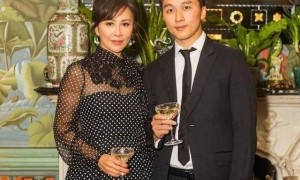 刘嘉玲陪家人出游，视帅气侄子如己出，据传侄子将继承超10亿财产