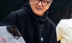 成龙大哥搂美女合影庆生，白发胡子抢镜素颜状态真实，71岁仍然意气风发