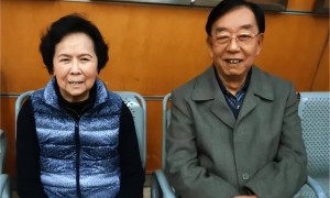 《西游记》杨洁去世8周年，丈夫前往墓地探望，擦拭墓碑惹人泪目
