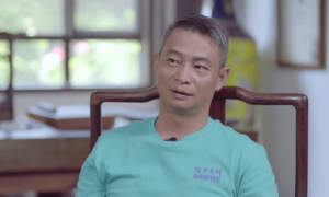 曝51岁李小双疑似离婚！携短发美女现身侄子百日宴，知情人曝身份