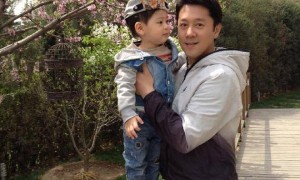 蔡国庆为大儿子庆生，14岁庆庆身高超一米八，越来越像爸爸！
