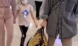 文章大女儿与妹妹做烘焙，很专业，小女儿五官，神态随妈妈马伊琍