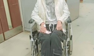 吴文忻进入癌症末期，两个女儿哭着为妈妈剃头，不舍亲吻妈妈