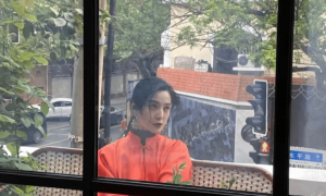 44岁范冰冰商场购物被偶遇，穿一身荧光橘长裙，不仅不显黑反而很贵气！