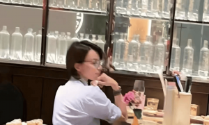 51岁董卿上海餐厅吃饭被拍，穿白衬衣戴框架眼镜优雅又干练，和友人聚餐很惬意！