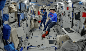 在空间站读书是什么体验？神舟十九号乘组揭秘
