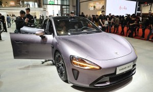 上海车展雷军缺席 小米展台矿泉水、棒球帽被围观