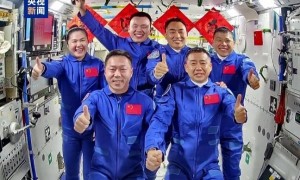 历史一刻，两个航天员乘组拍摄全家福