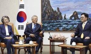韩媒：涉嫌受贿遭起诉后首次公开露面，文在寅谴责尹锡悦政府紧急戒严是“国家倒退”