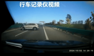 疑有人路边焚烧致高速上烟雾弥漫酿车祸，当地交警回应